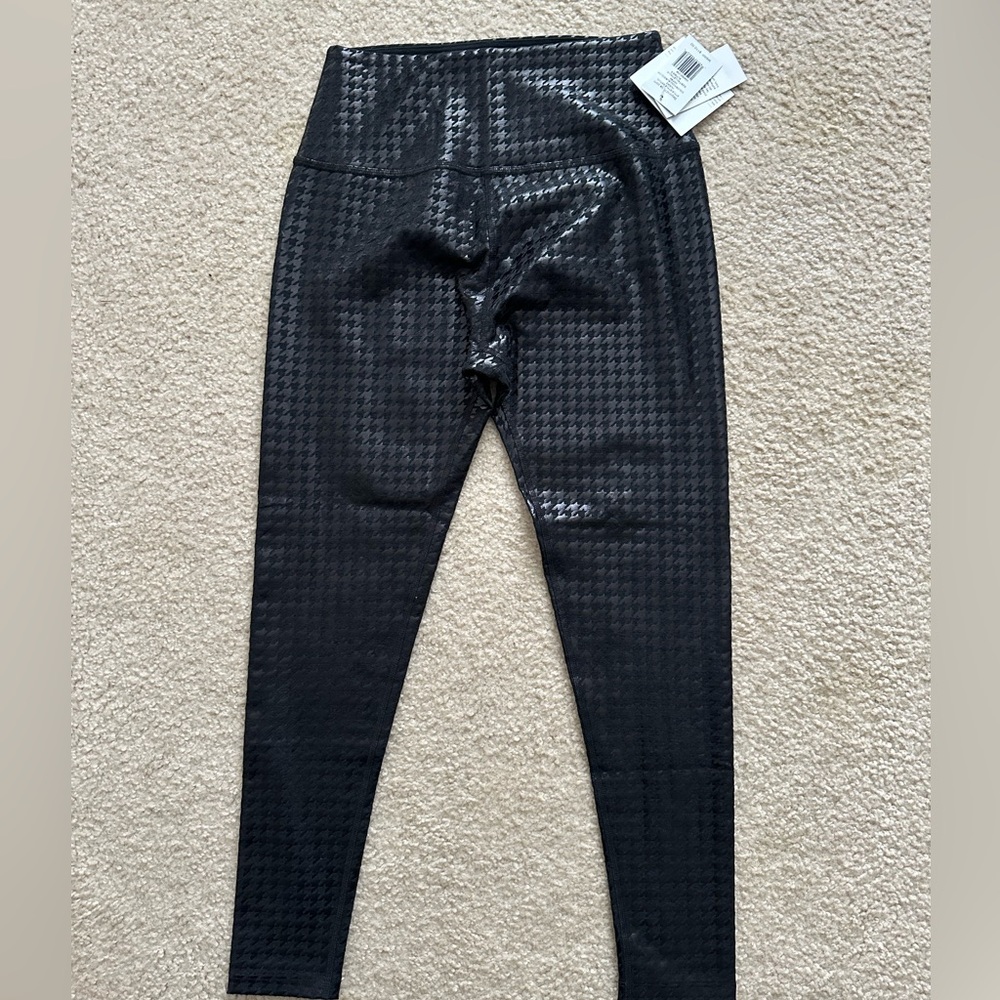 NWT beyond yoga houndstooth black leggings